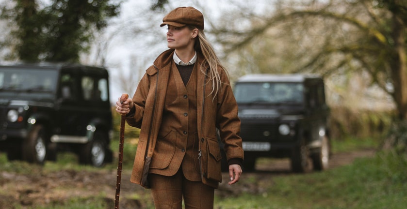 FARLOWS LADIES COTSWOLD TWEED FIELDCOAT IN THE FIELD